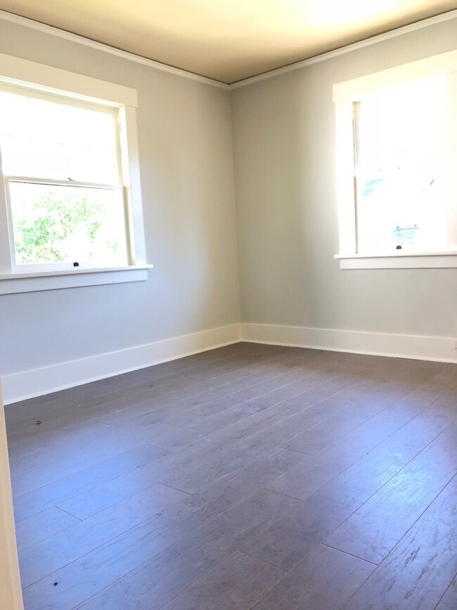 Building Photo - Wonderful University District 8 bedrooms house!