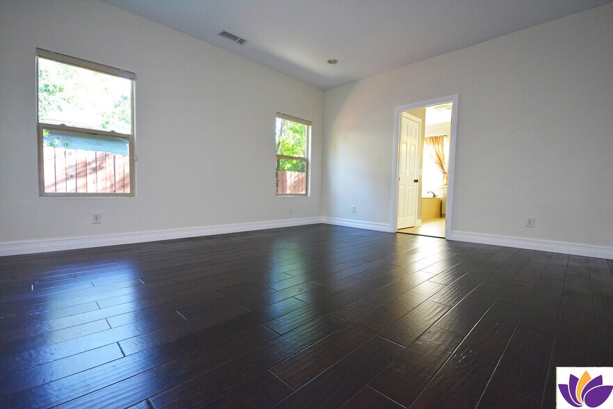 Building Photo - 1093 Avoca Ave