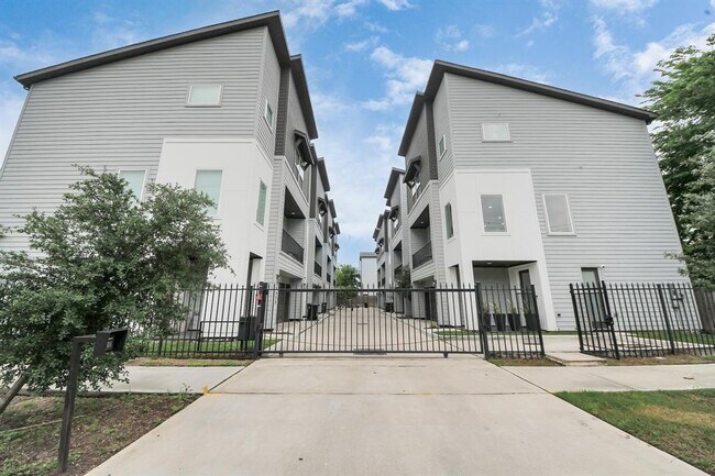 Building Photo - 3022 Live Oak St