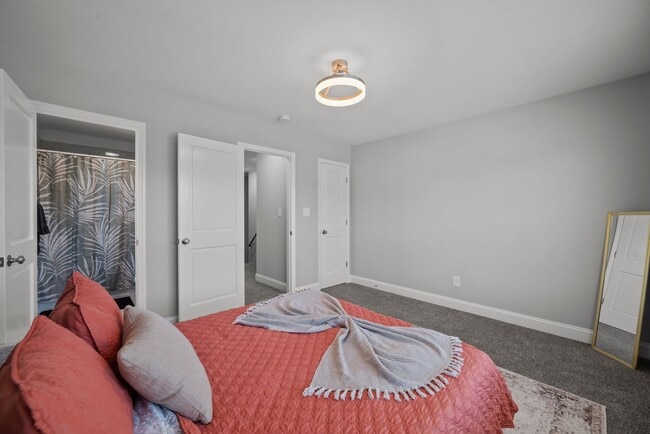 Building Photo - 2 Bedroom, 2.5 Bath Modern Duplex - Walkin...