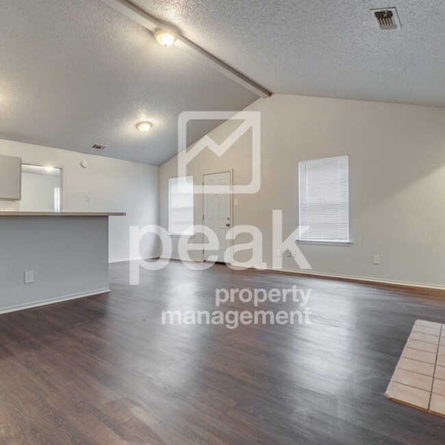 Building Photo - $1365! 2 Bed/ 2 Bath Duplex! $350 off initial costs! Apply before 4/9!