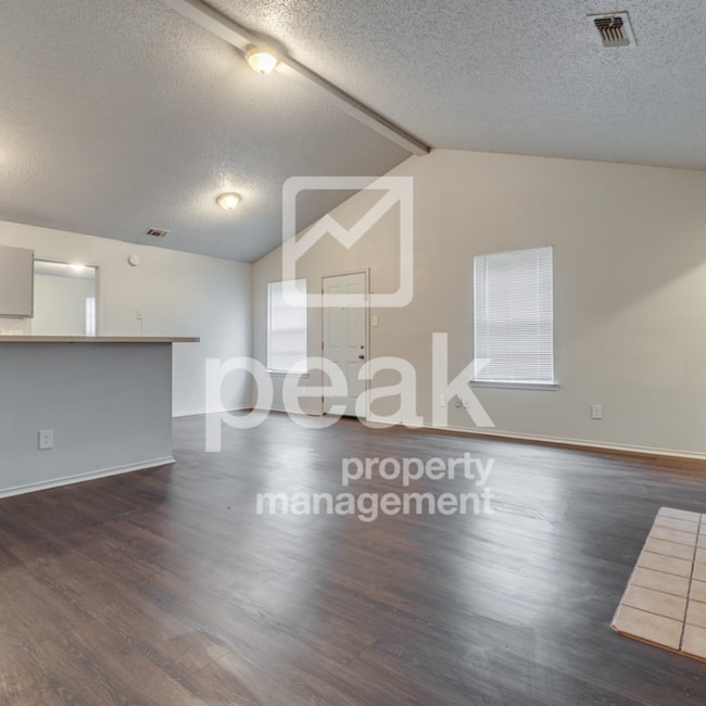 Building Photo - $1365! 2 Bed/ 2 Bath Duplex! $800 savings if you apply before 4/23!