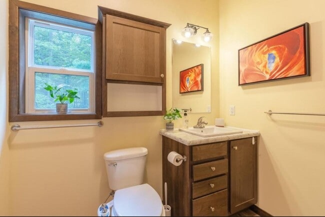 Building Photo - 497 W Center St