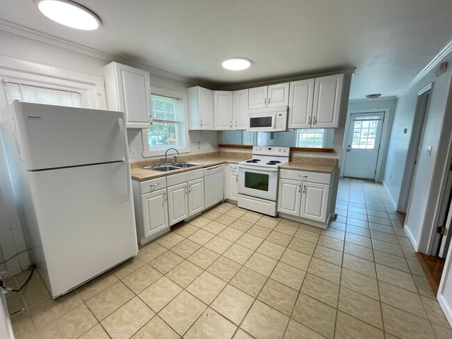 Building Photo - Nice 3br house w/ parking, central AC - wa...