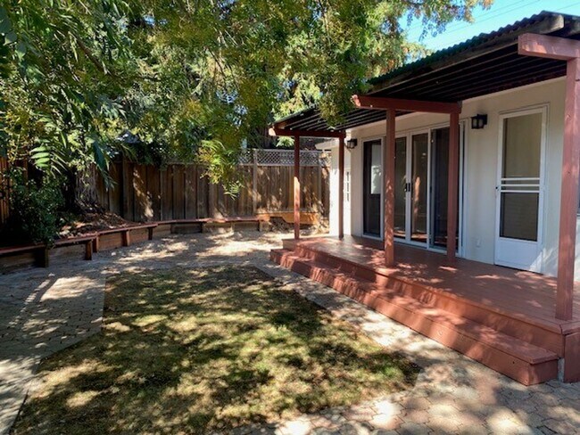 Building Photo - Charming home in great location