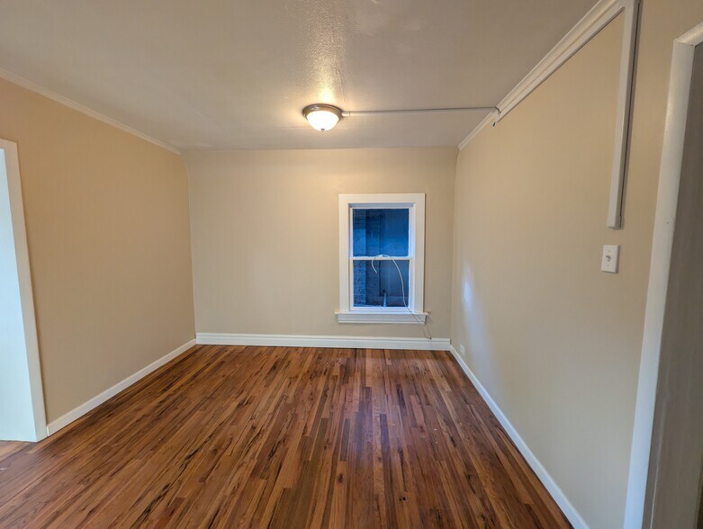 Capacious living room with internet hookup - 1280 Race St