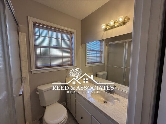 Building Photo - 3 Bedroom Located Near Kirby High School