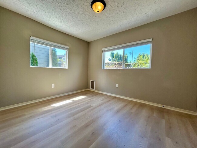 Building Photo - Charming 3-Bedroom Home in Prime Vancouver Location – Pet Friendly with Fenced Yard!