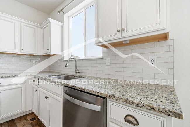 Building Photo - Gorgeous Home with Washer/Dryer and 2-Car Garage