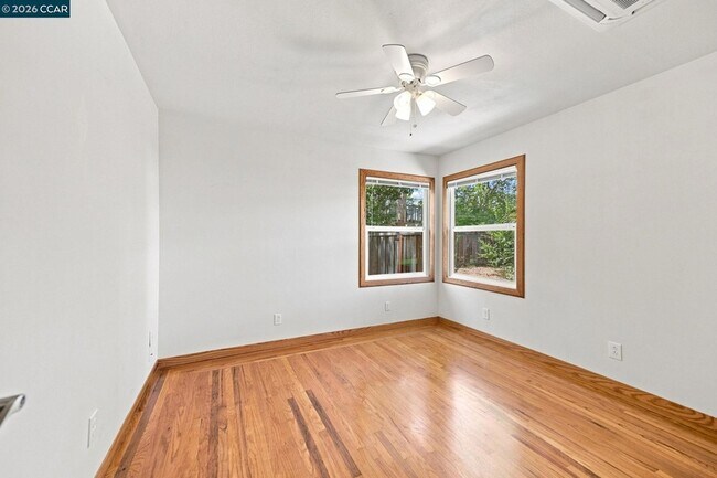 Building Photo - 517 Shelly Dr