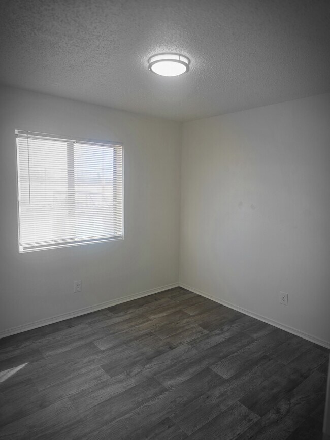 Building Photo - 409 River Rd