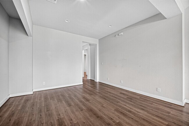 Building Photo - 2600 Golden Palms Ln