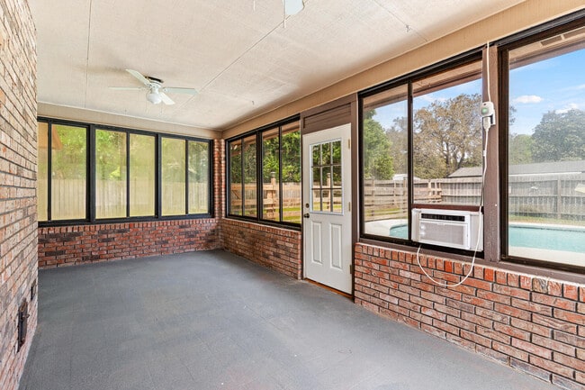 Building Photo - 551 Juanita Ave