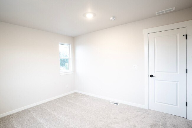 Building Photo - Stunning new construction!