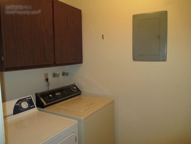 Building Photo - 2 Bed 1 Bath First Floor Corner Unit Manha...
