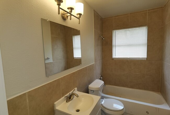 Building Photo - 4 Bedroom 2 bath in Valley High