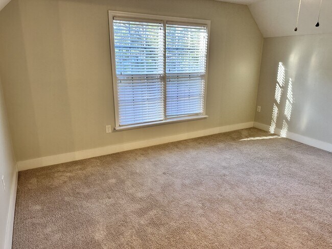 Building Photo - 304 Chisholm Trail