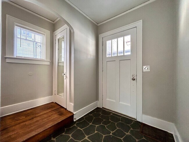 Building Photo - Spacious Four Bedroom Home in Southeast Grand Rapids