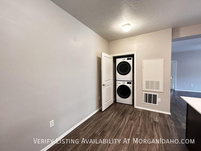 Building Photo - $500 off first month! LARGE 1-bed. Ground ...