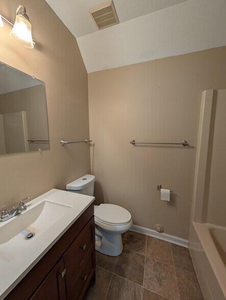 Ensuite full bath in 3rd bedroom/2nd living area on lower level - 914 Murrell Rd