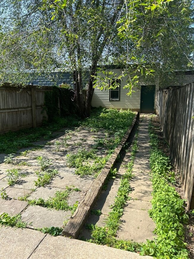 Building Photo - Beautiful 3 Bedroom, 1.5 Bath *2 Car Detac...
