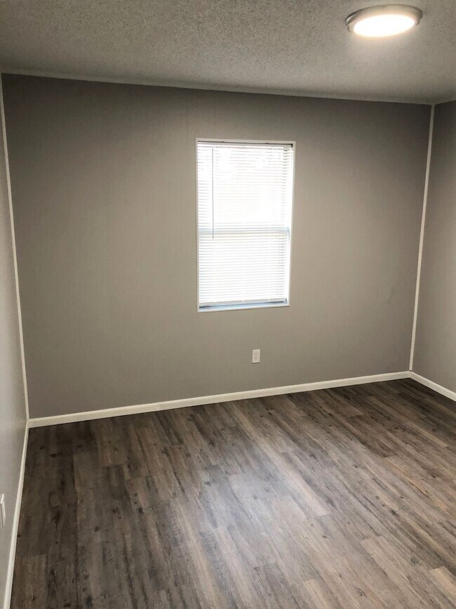 Building Photo - Welcome to Ravenwood Drive!