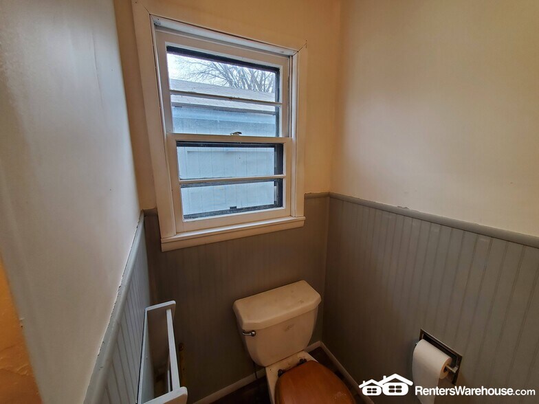 Building Photo - 111 Douglas Ave W