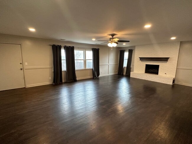 Building Photo - This home is adorable and move in ready!