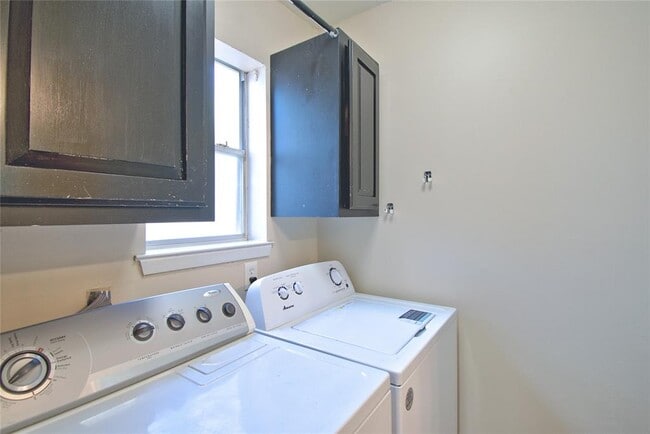 Building Photo - 1015 E Yager Ln