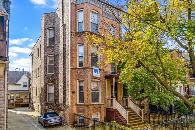 Building Photo - 847 W Wellington Ave