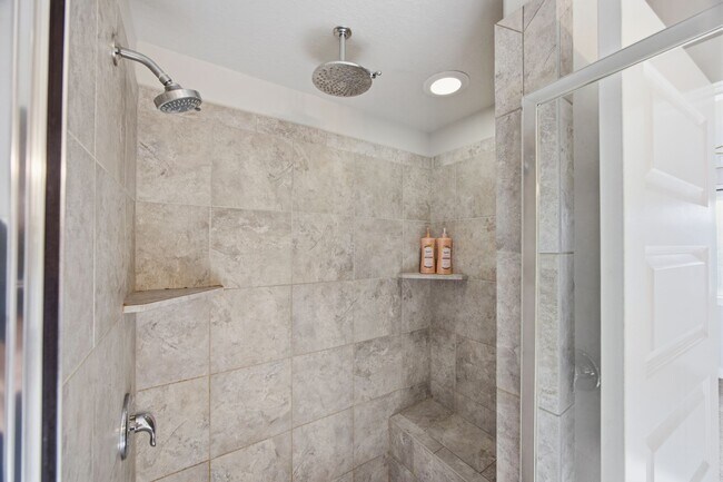 Building Photo - Stunning townhome on Sleepy Ridge