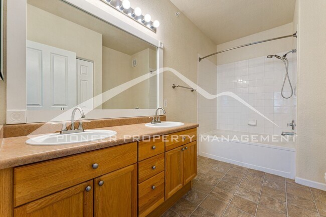 Building Photo - Charming condo with Central AC and 1 Car G...