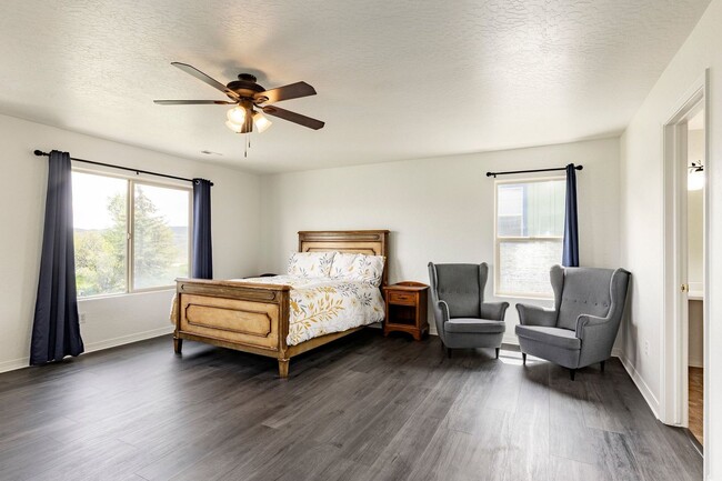 Building Photo - 4 Bed, 2.5 Bath Home in Trailside’s Sun Meadow Neighborhood