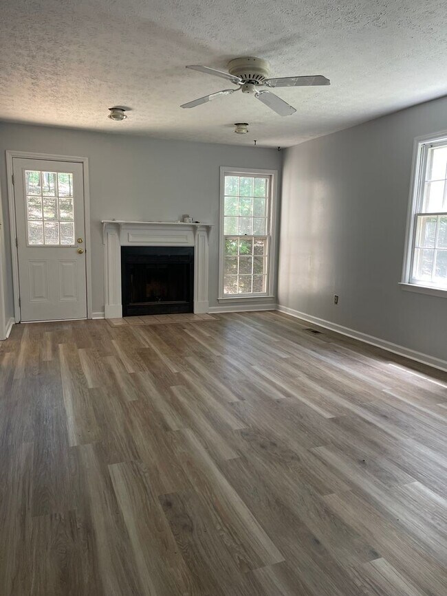 Building Photo - Westwood Hills! 3 BR 2 1/2 Bath home off M...