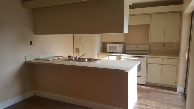 Building Photo - 2920 29th Ct