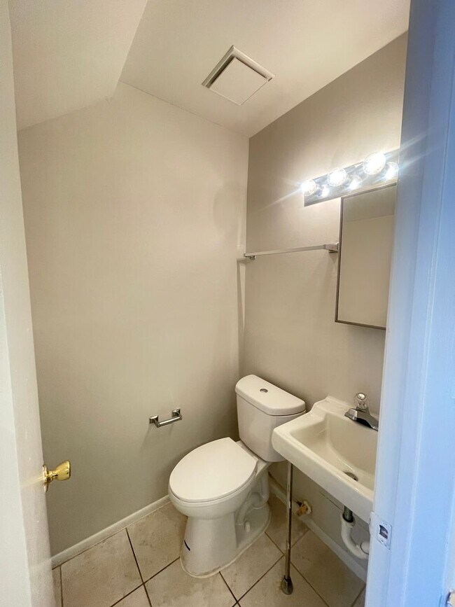 Building Photo - 1/1.5 Townhome in Gated Community! -- Appl...