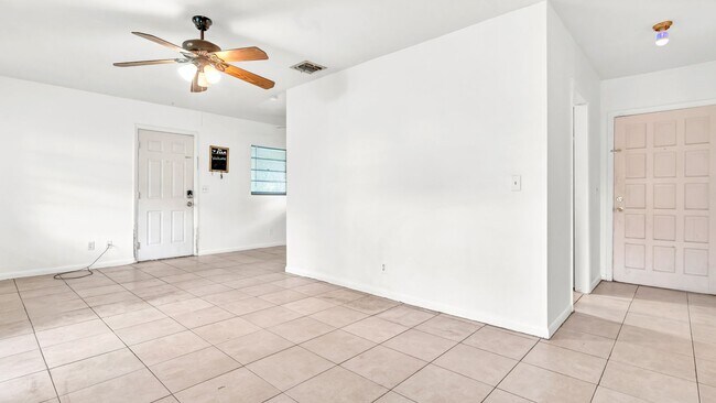 Building Photo - Renovated 3-Bed Furnished Home with Large ...
