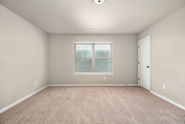 Building Photo - Charming home in Montague + 3 bedrooms + 3 car garage