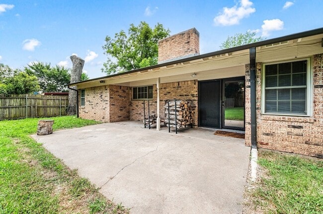 Building Photo - 1016 W Creek Dr