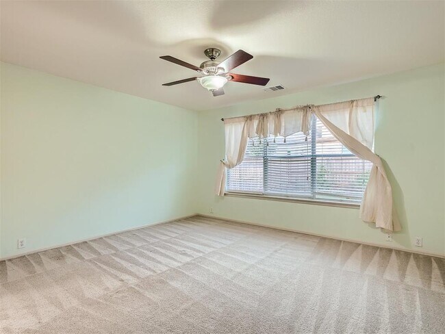 Building Photo - 215 Spruce Dr