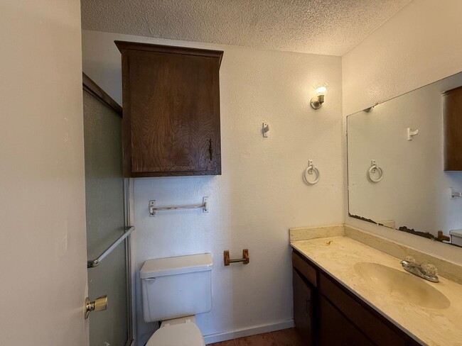 Building Photo - 3 bedroom 2 bath Duplex