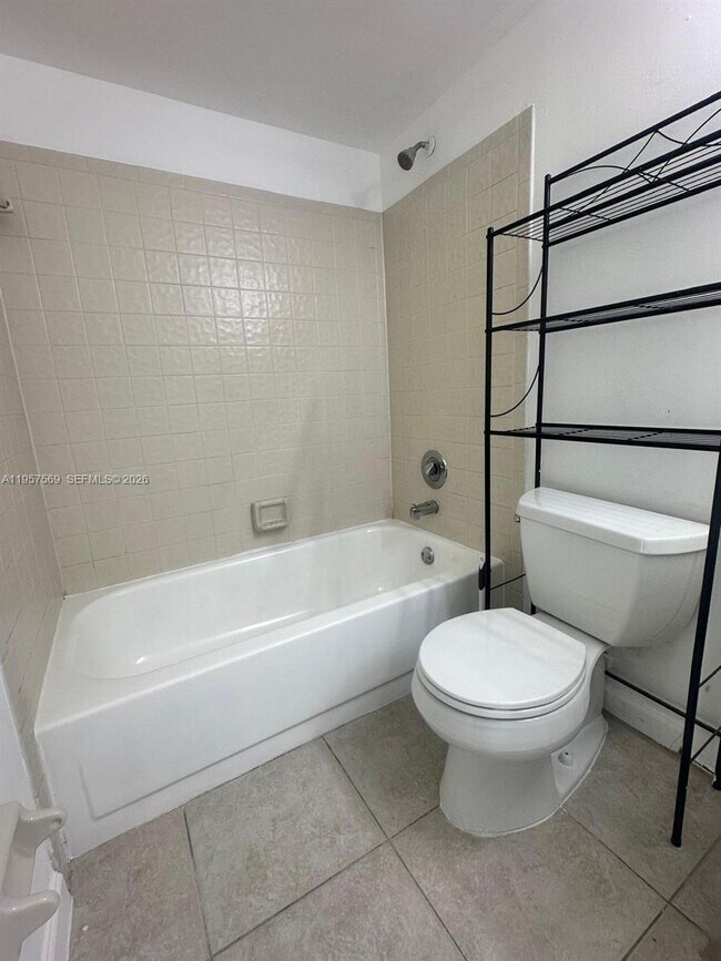 Building Photo - 10206 Twin Lakes Dr