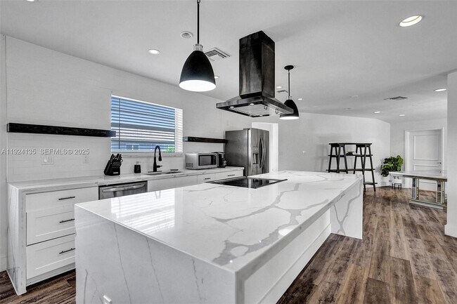 Building Photo - 2106 NE 16th Ave