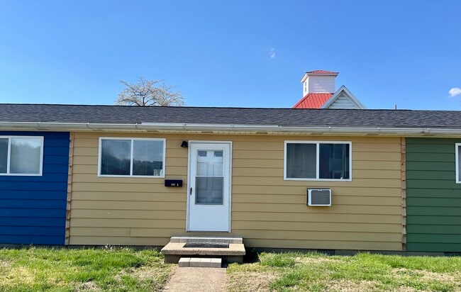 Building Photo - 400 W 7th St