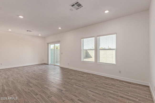Building Photo - 1564 N Pueblo Dr