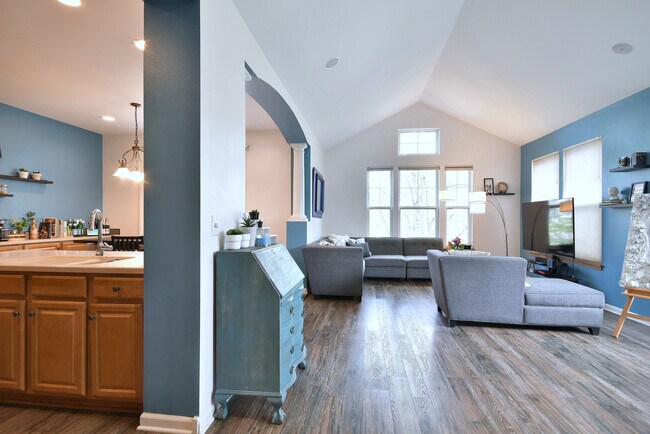 Building Photo - 5600 Cloverdale Rd