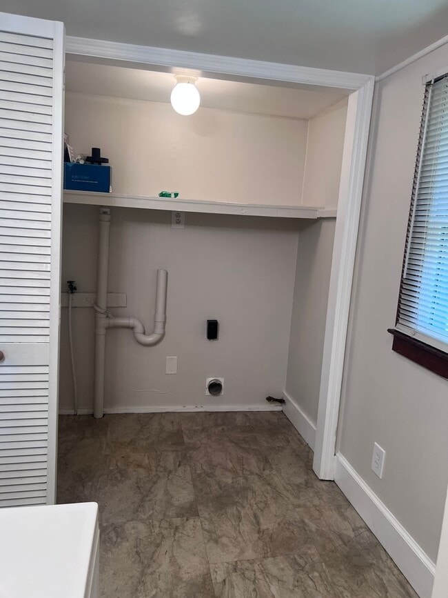 Building Photo - Unique 3 bedroom, 2 bathroom home for rent...