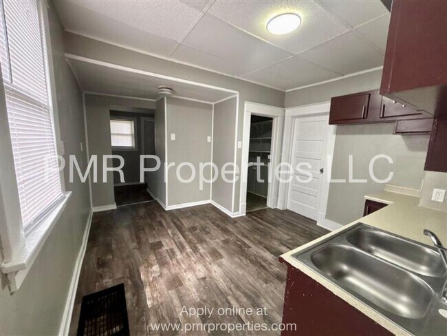 Building Photo - 2 Bedrooms / 1 Bathroom House