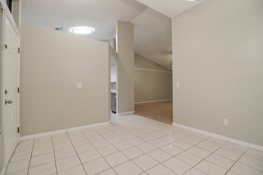 Building Photo - 1052 Alpug Ave