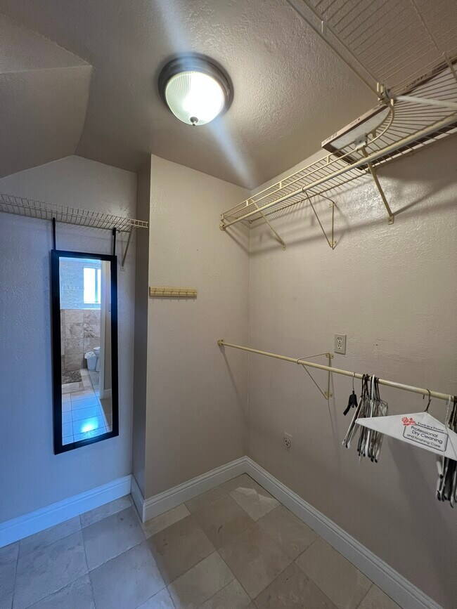 Building Photo - 933 Edgewood Cir